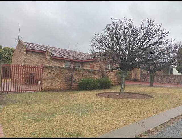 3 BEDROOM HOUSE FOR SALE IN VANDERBIJLPARK SE 4